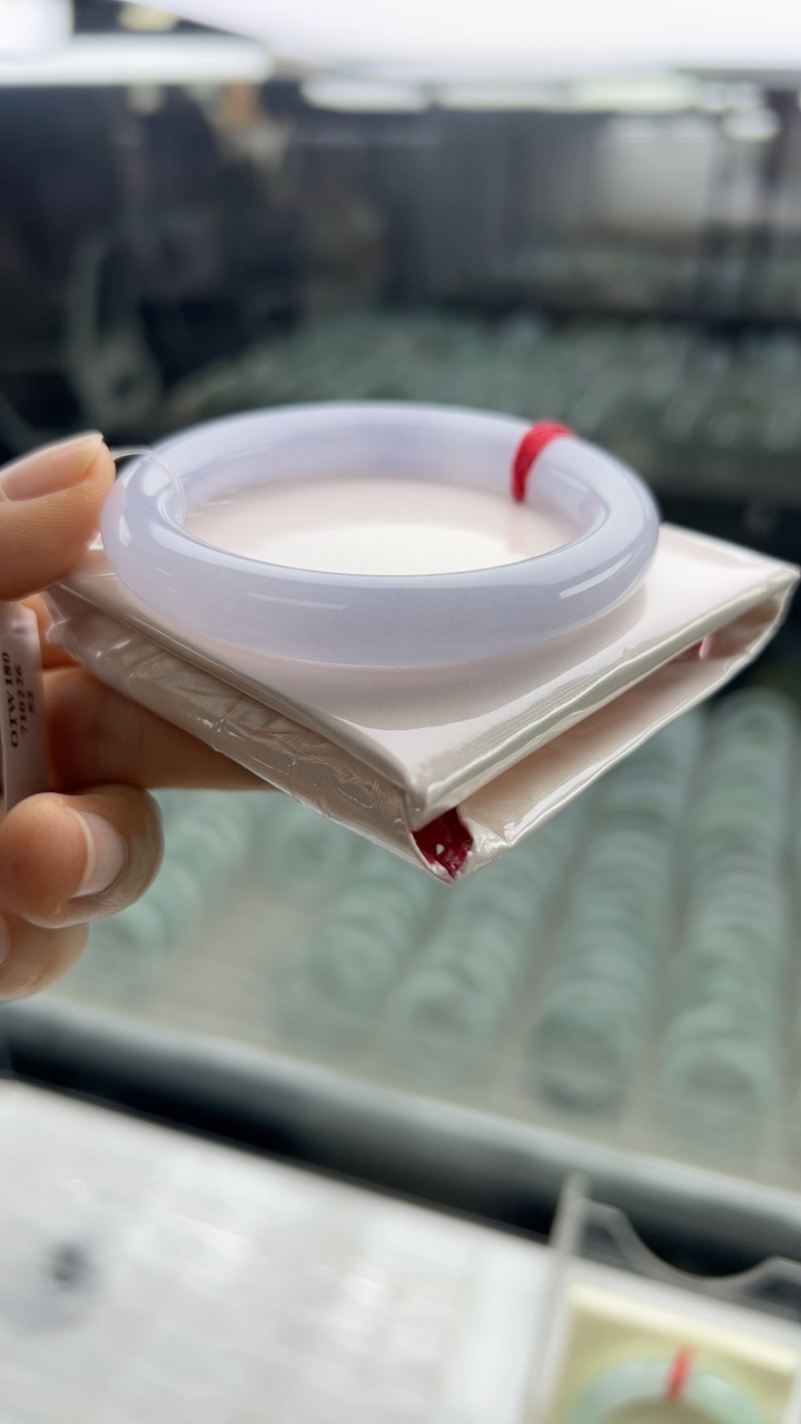 甄选高端翡翠精品手镯