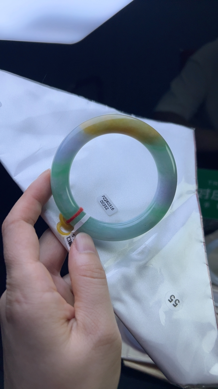 甄选高端翡翠精品手镯