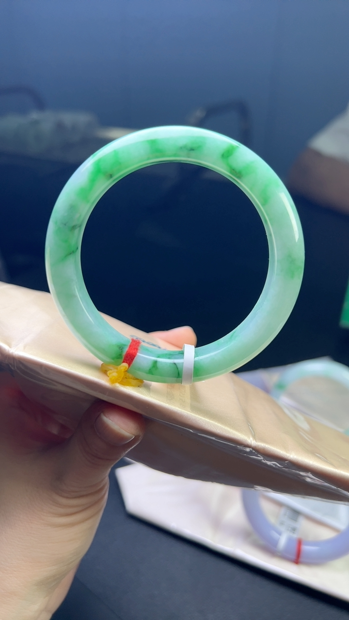 糯化种飘绿手镯