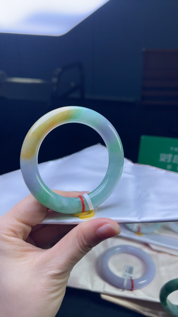 甄选高端翡翠精品手镯