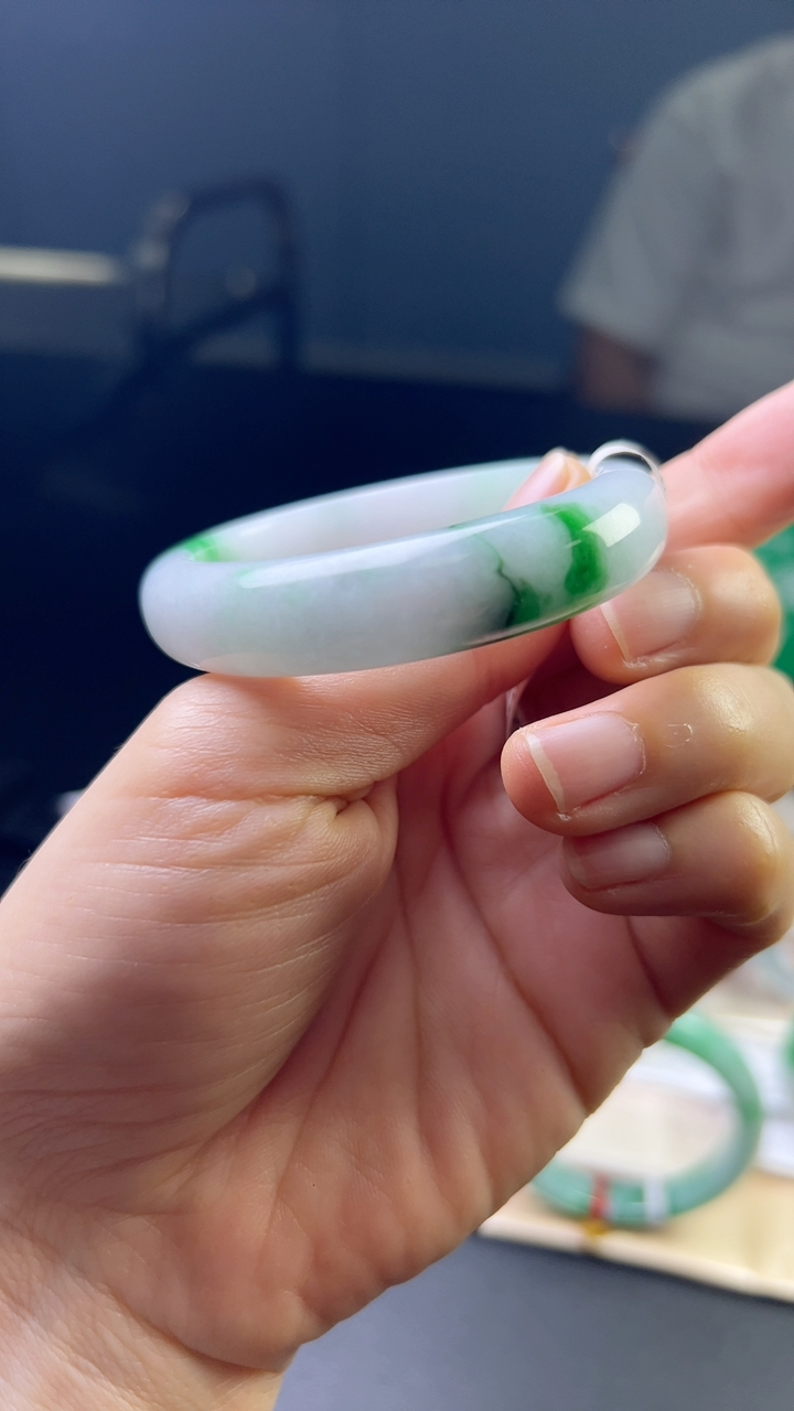 甄选高端翡翠精品手镯