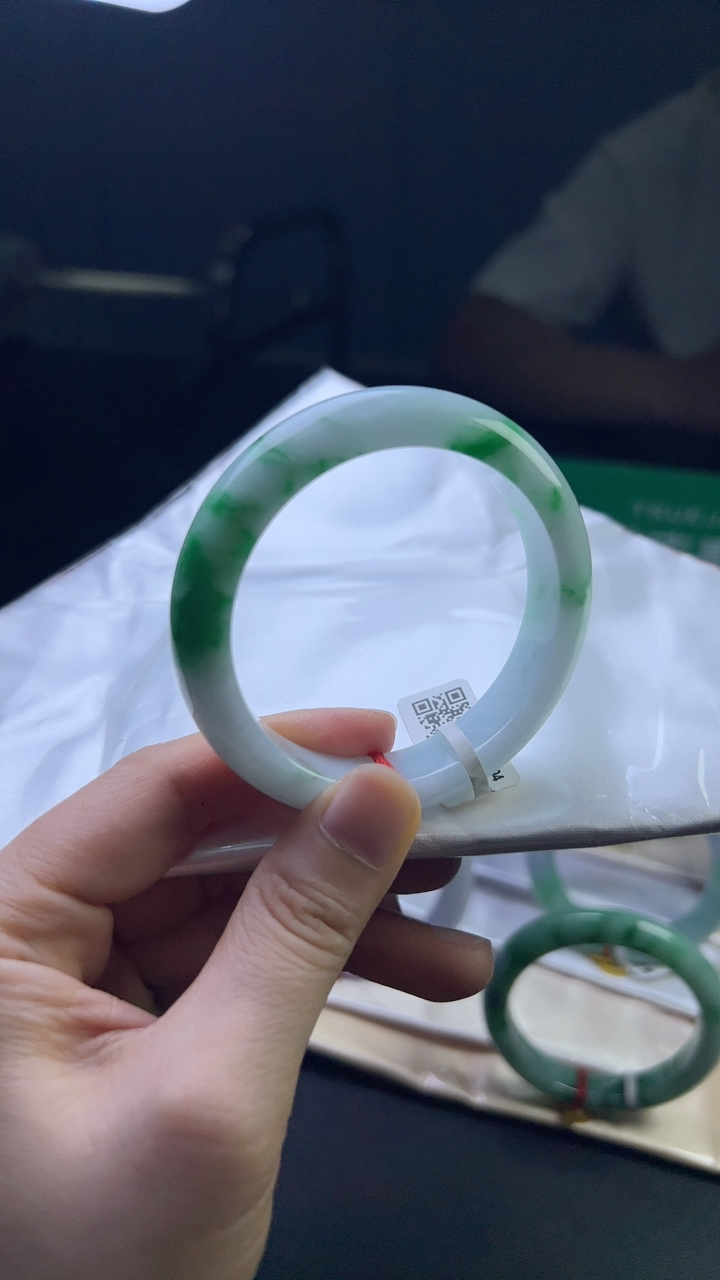 甄选高端翡翠精品手镯