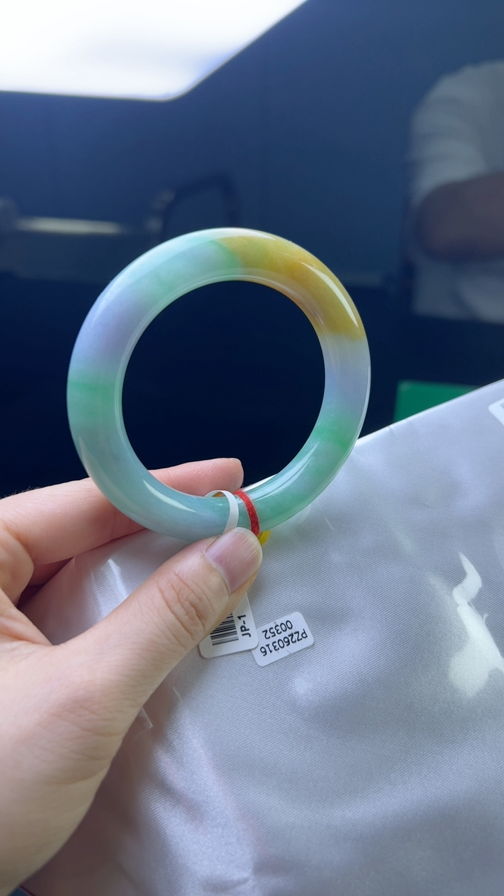 甄选高端翡翠精品手镯