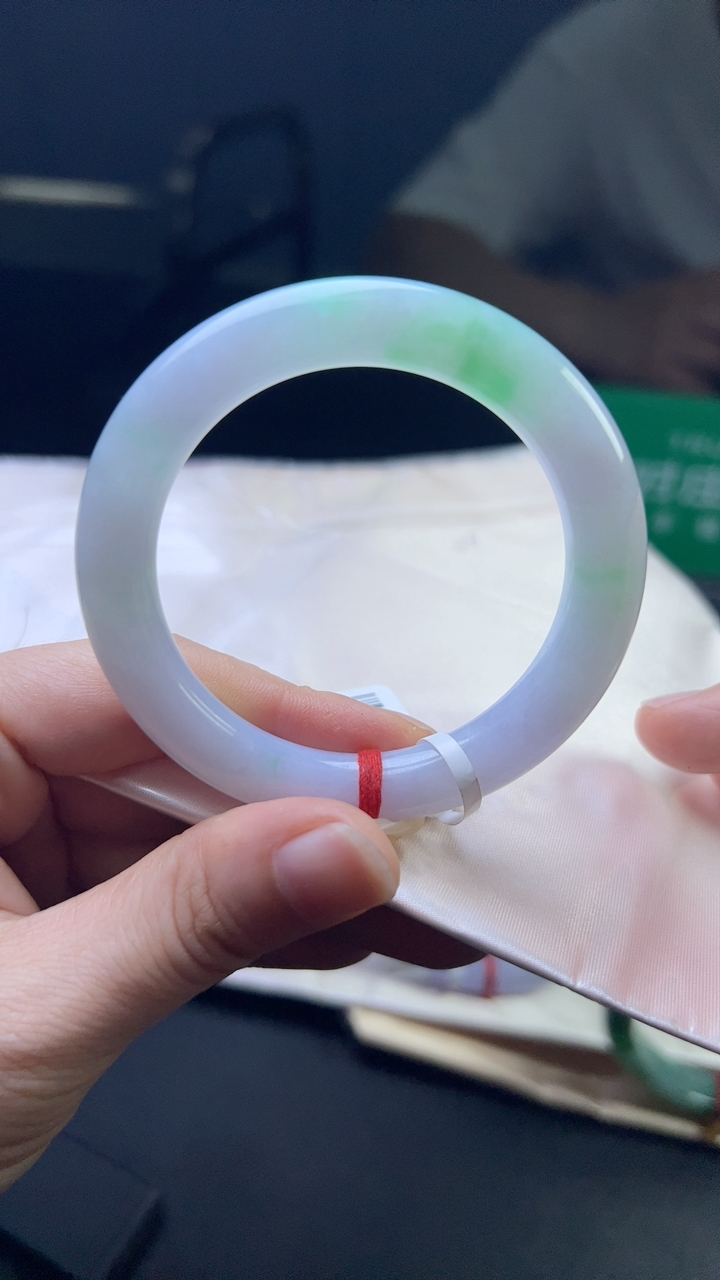 甄选高端翡翠精品手镯