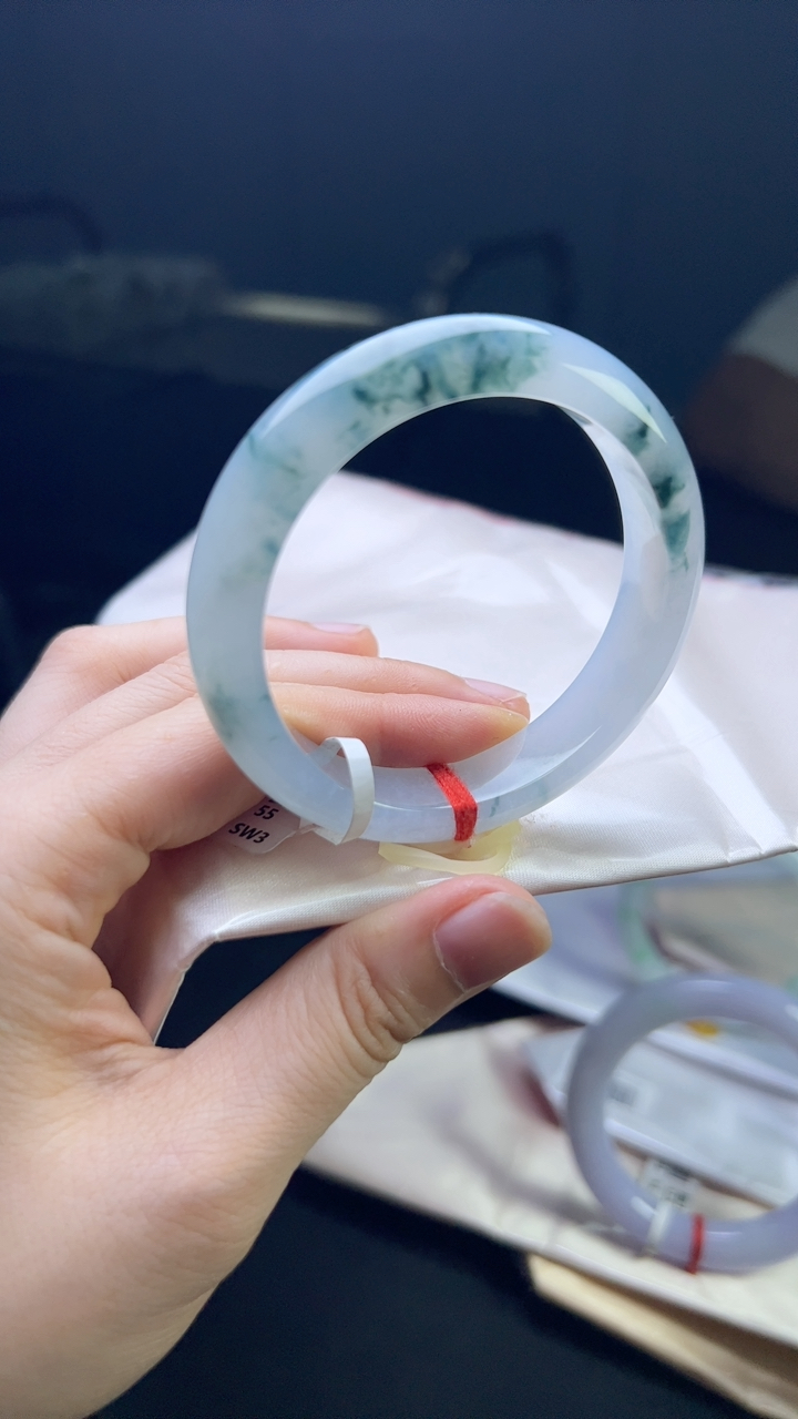 甄选高端翡翠精品手镯