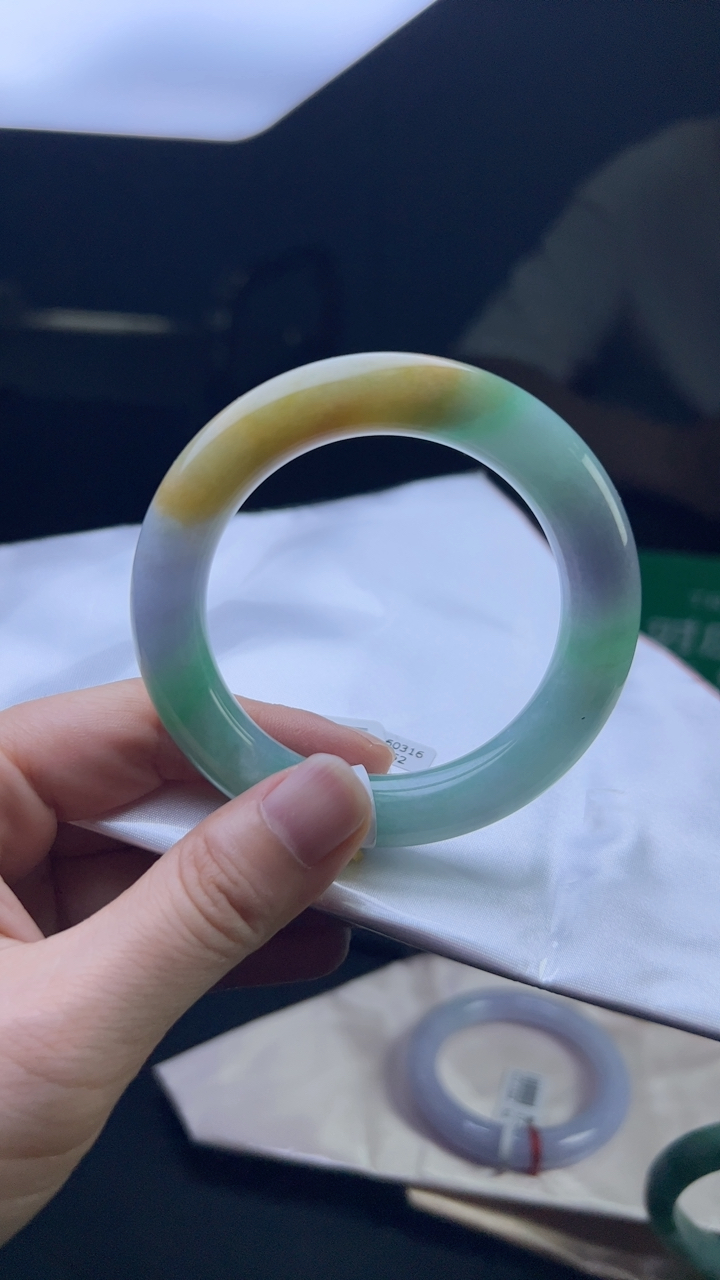 甄选高端翡翠精品手镯