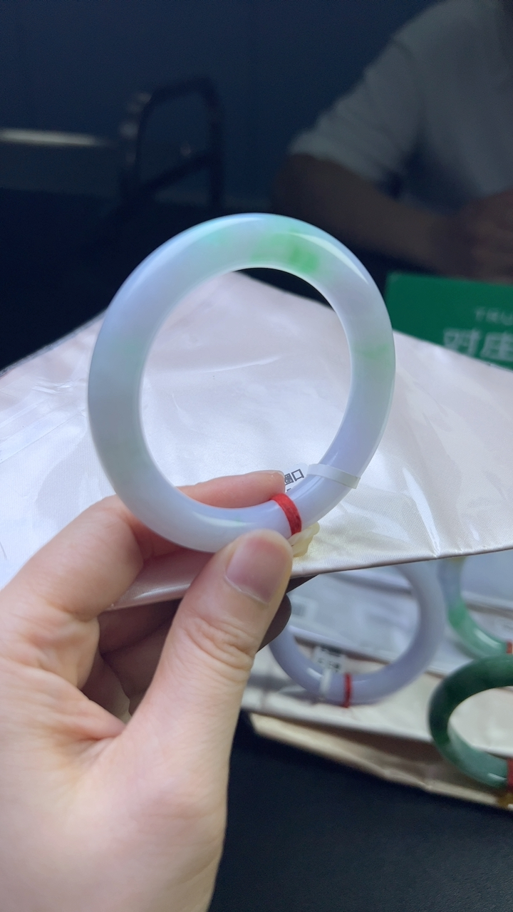 甄选高端翡翠精品手镯