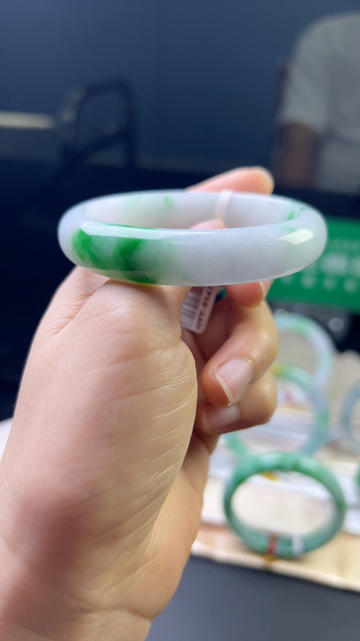 甄选高端翡翠精品手镯