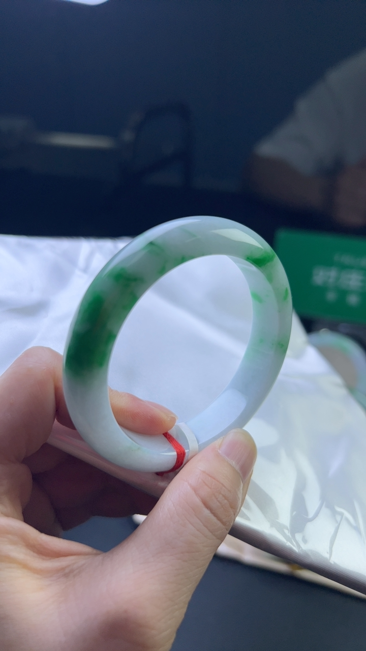 甄选高端翡翠精品手镯