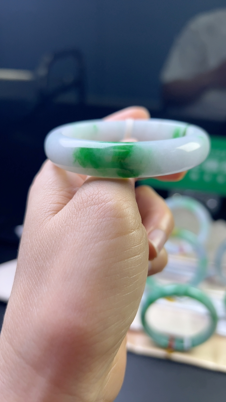 甄选高端翡翠精品手镯