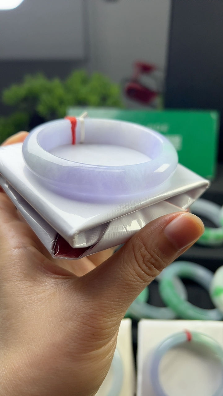 甄选高端翡翠精品手镯