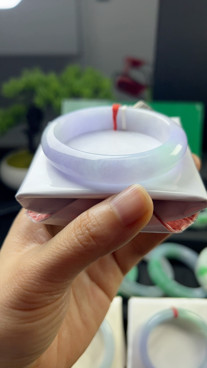 甄选高端翡翠精品手镯