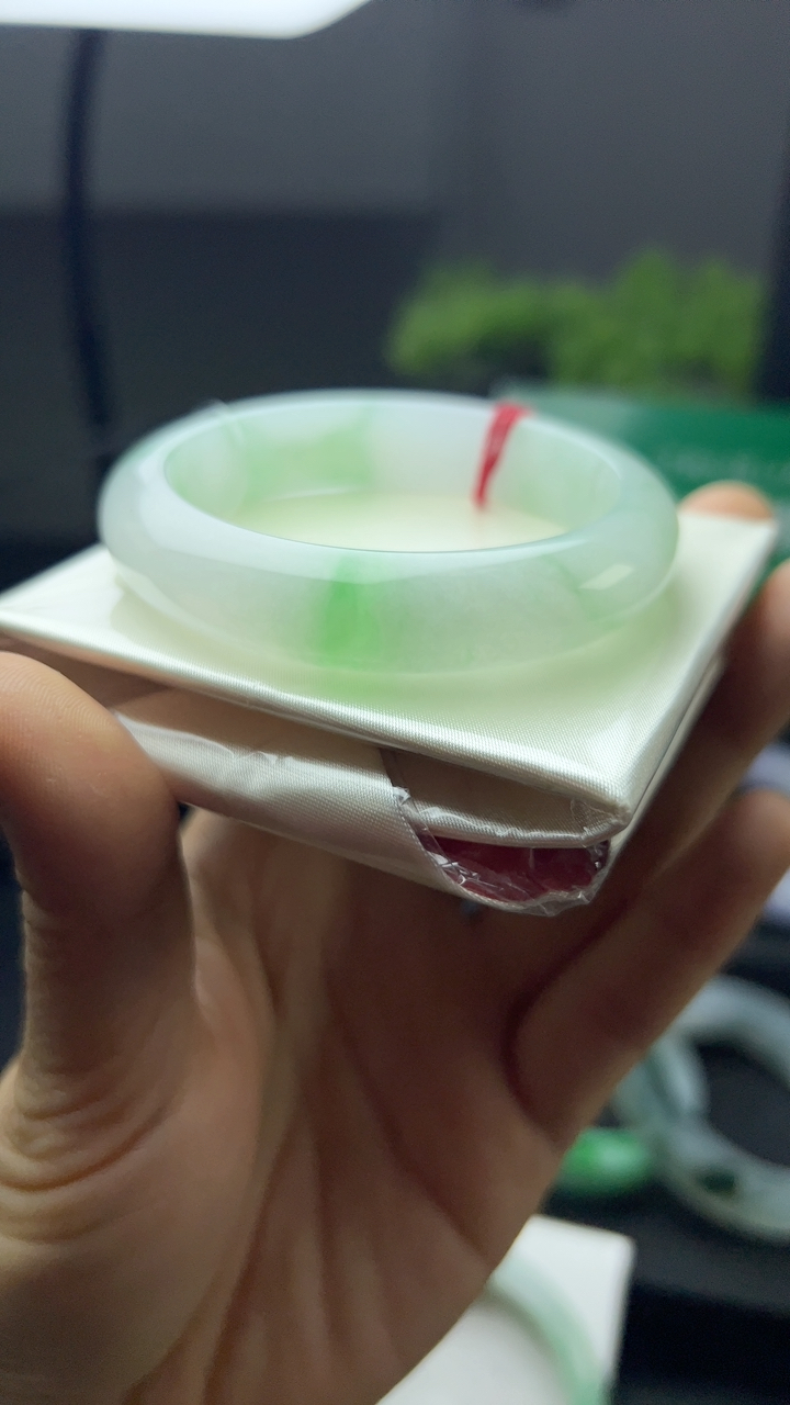 冰糯种飘绿手镯