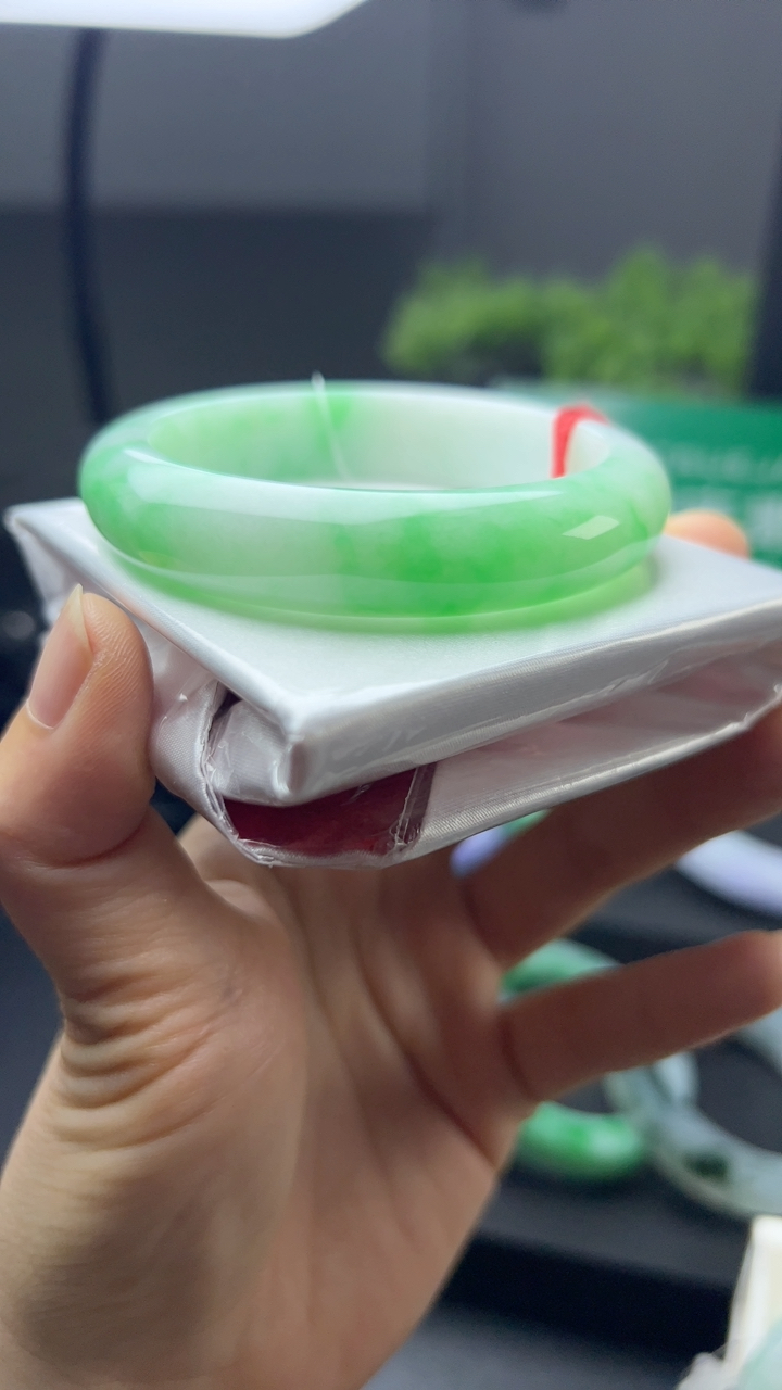 甄选高端翡翠精品手镯