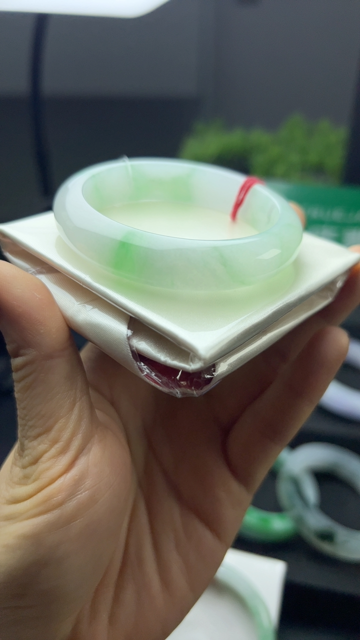 冰糯种飘绿手镯