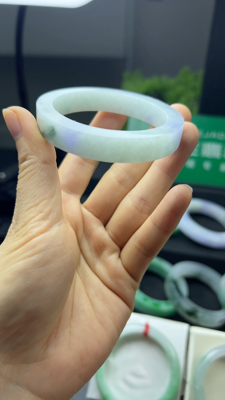 甄选高端翡翠精品手镯