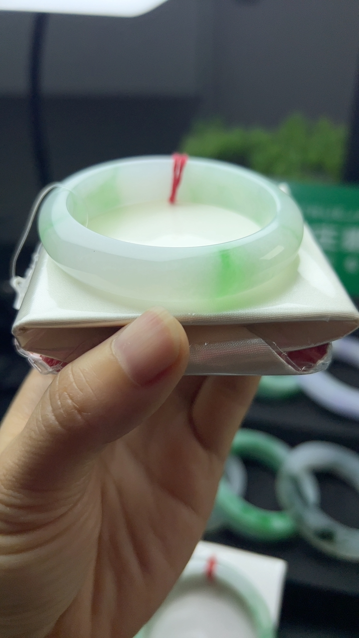 冰糯种飘绿手镯