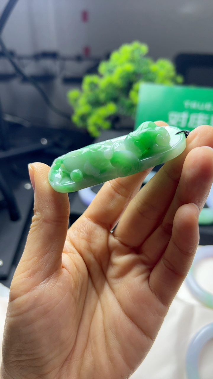 甄选高端翡翠精品挂件