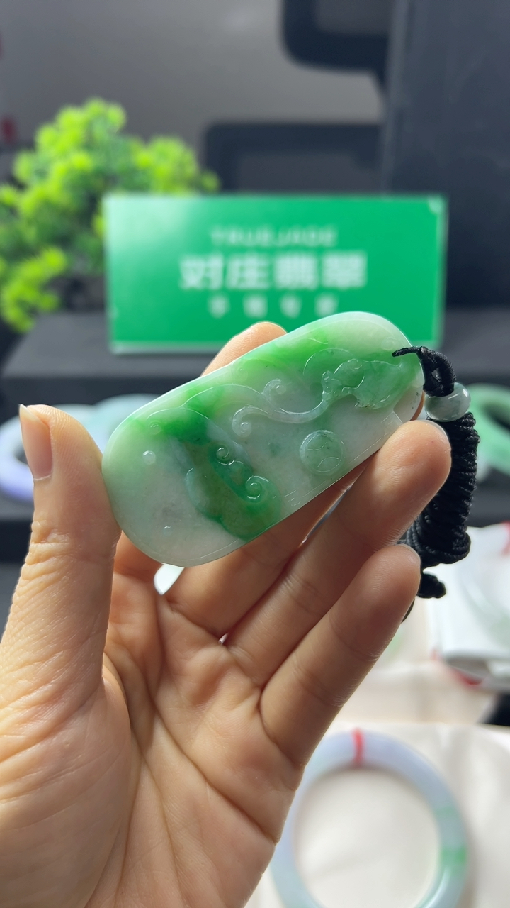 甄选高端翡翠精品挂件