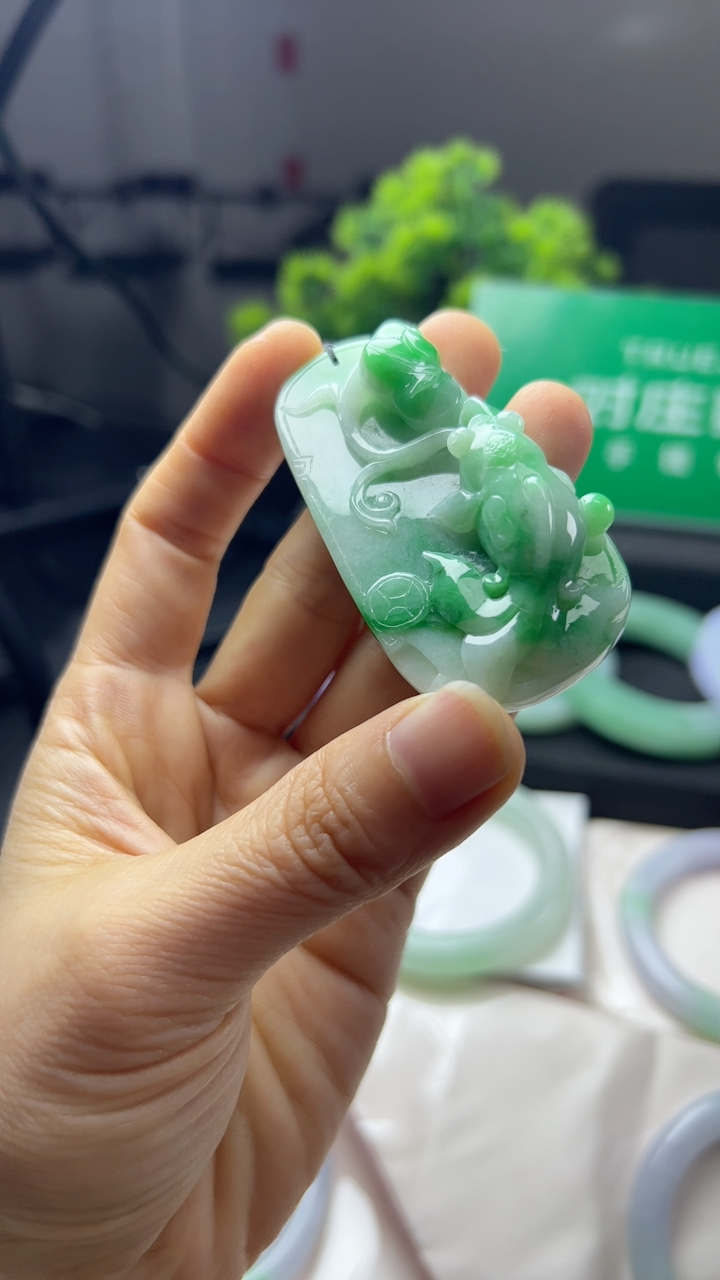 甄选高端翡翠精品挂件