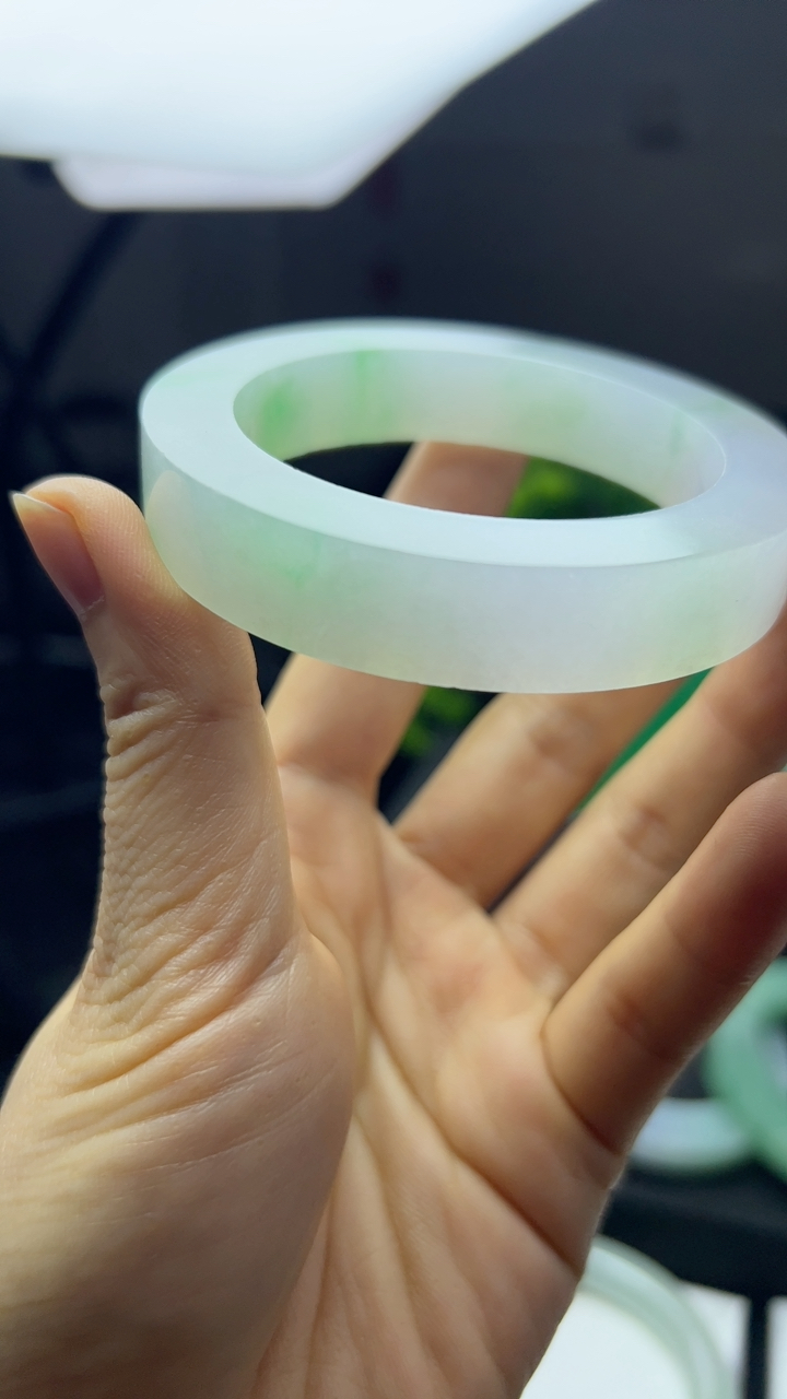 甄选高端翡翠精品手镯