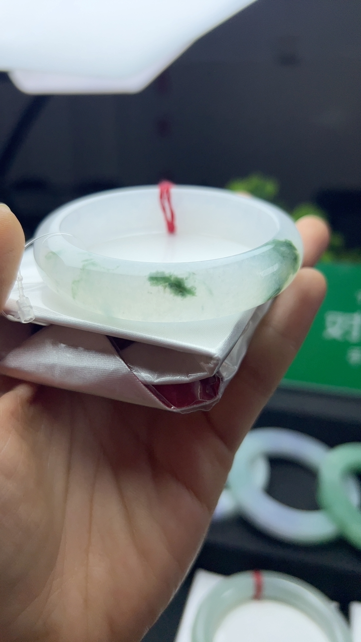 甄选高端翡翠精品手镯