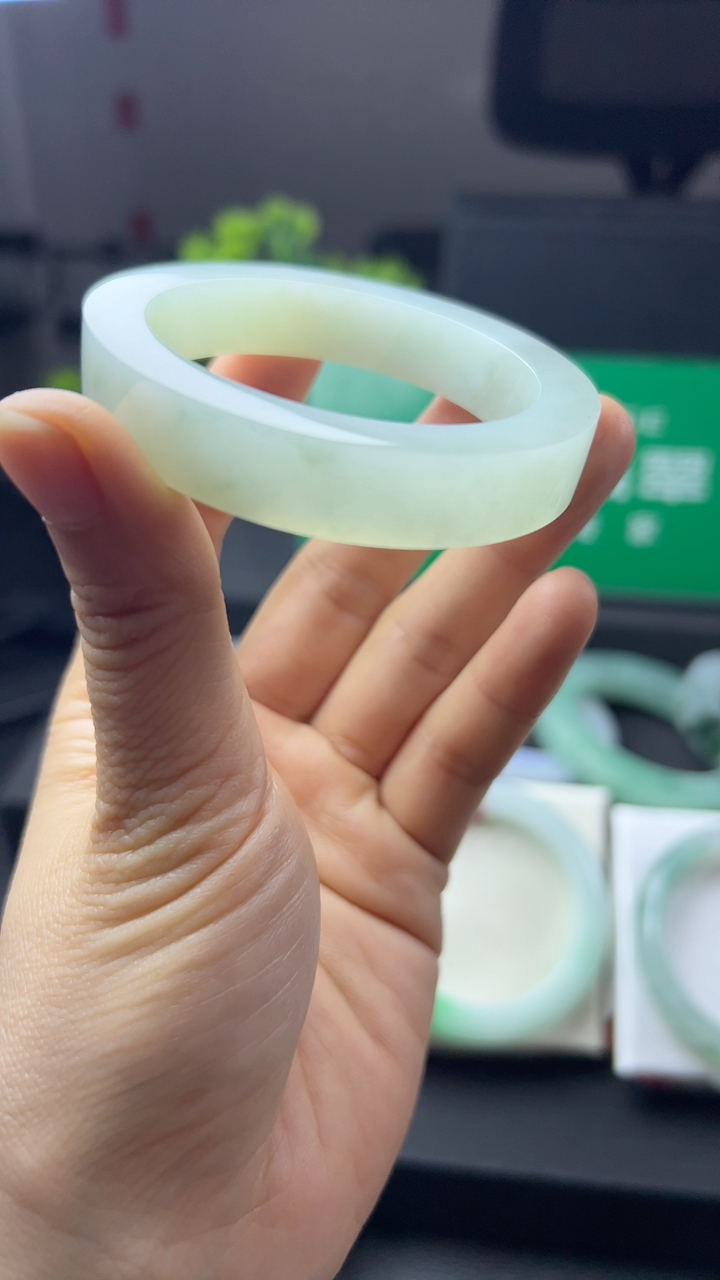 甄选高端翡翠精品手镯