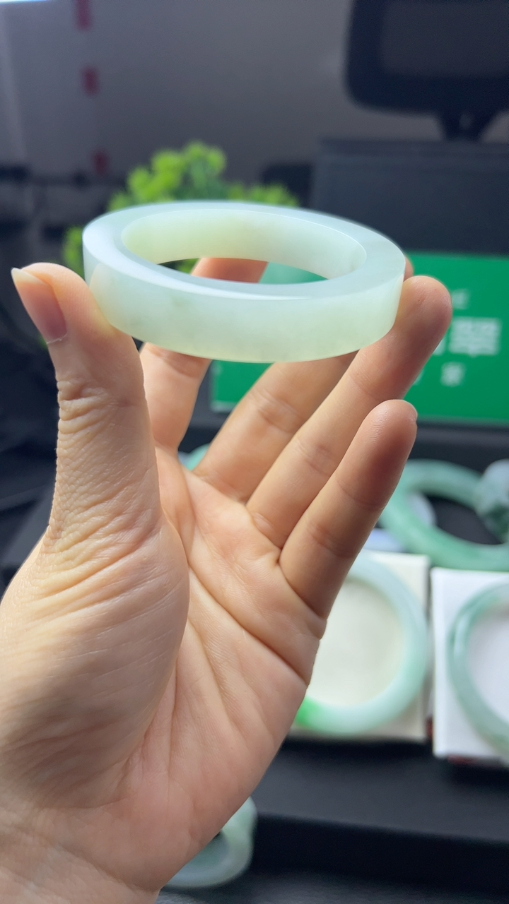 甄选高端翡翠精品手镯