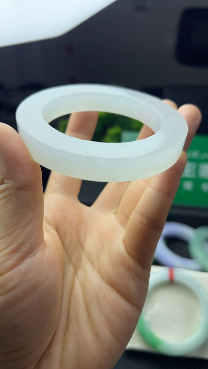 甄选高端翡翠精品手镯