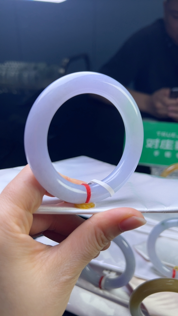 甄选高端翡翠精品手镯