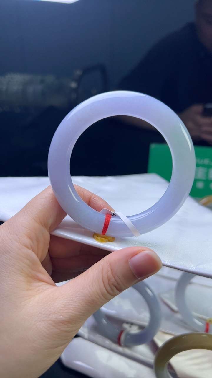 甄选高端翡翠精品手镯