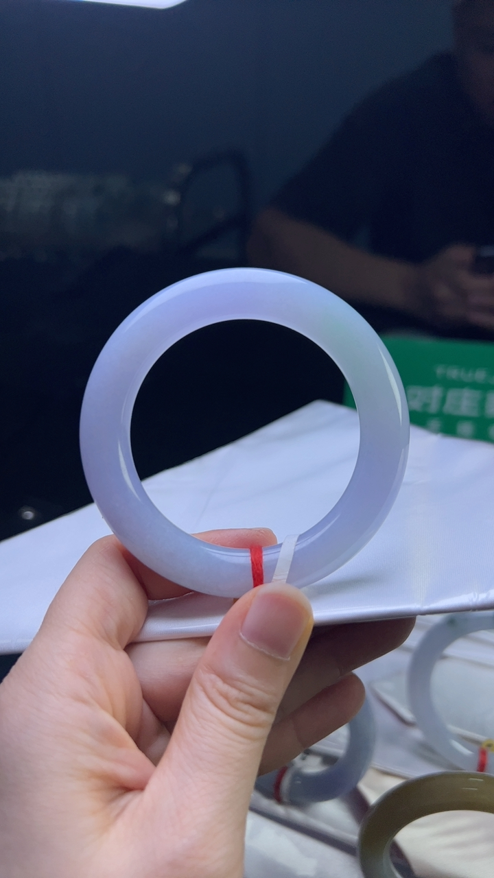 甄选高端翡翠精品手镯