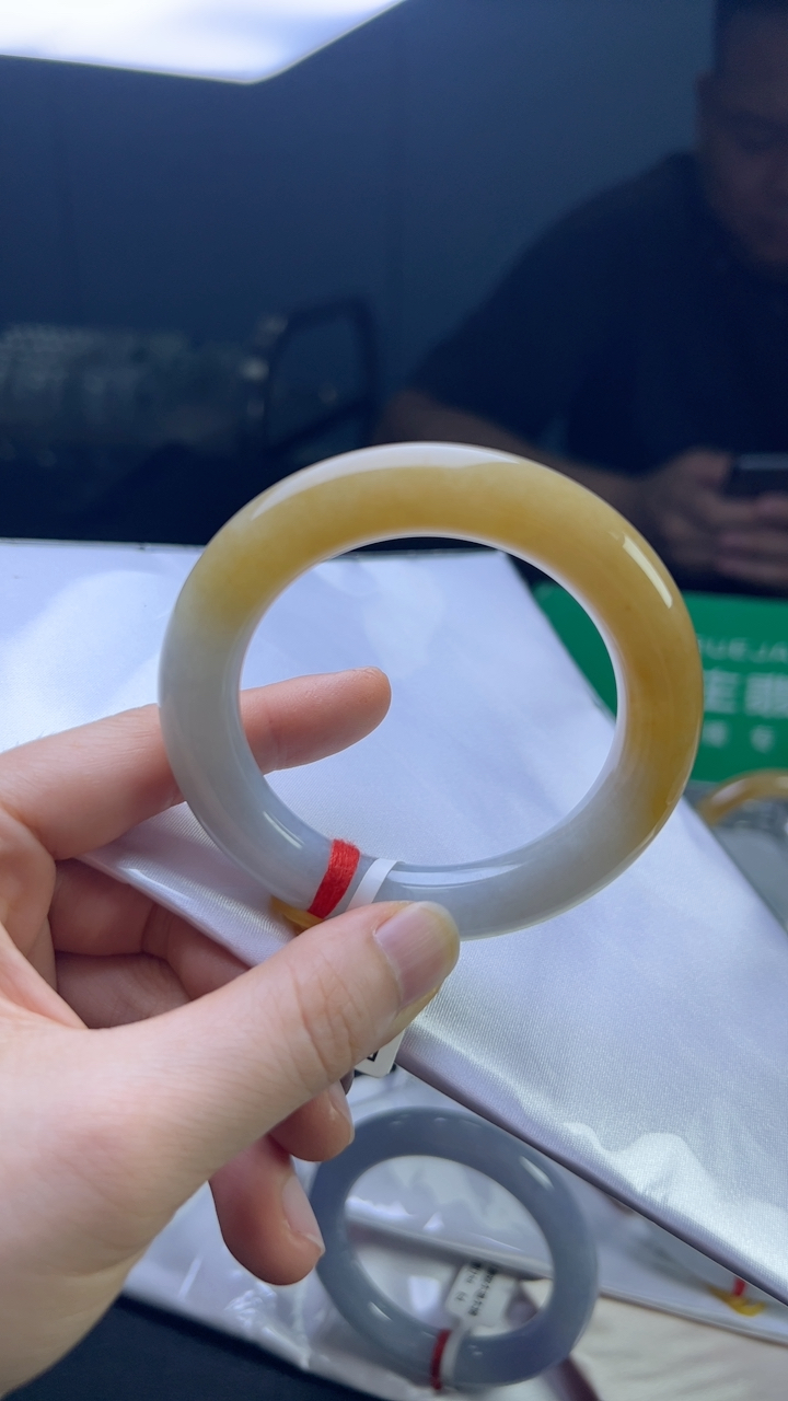 甄选高端翡翠精品手镯