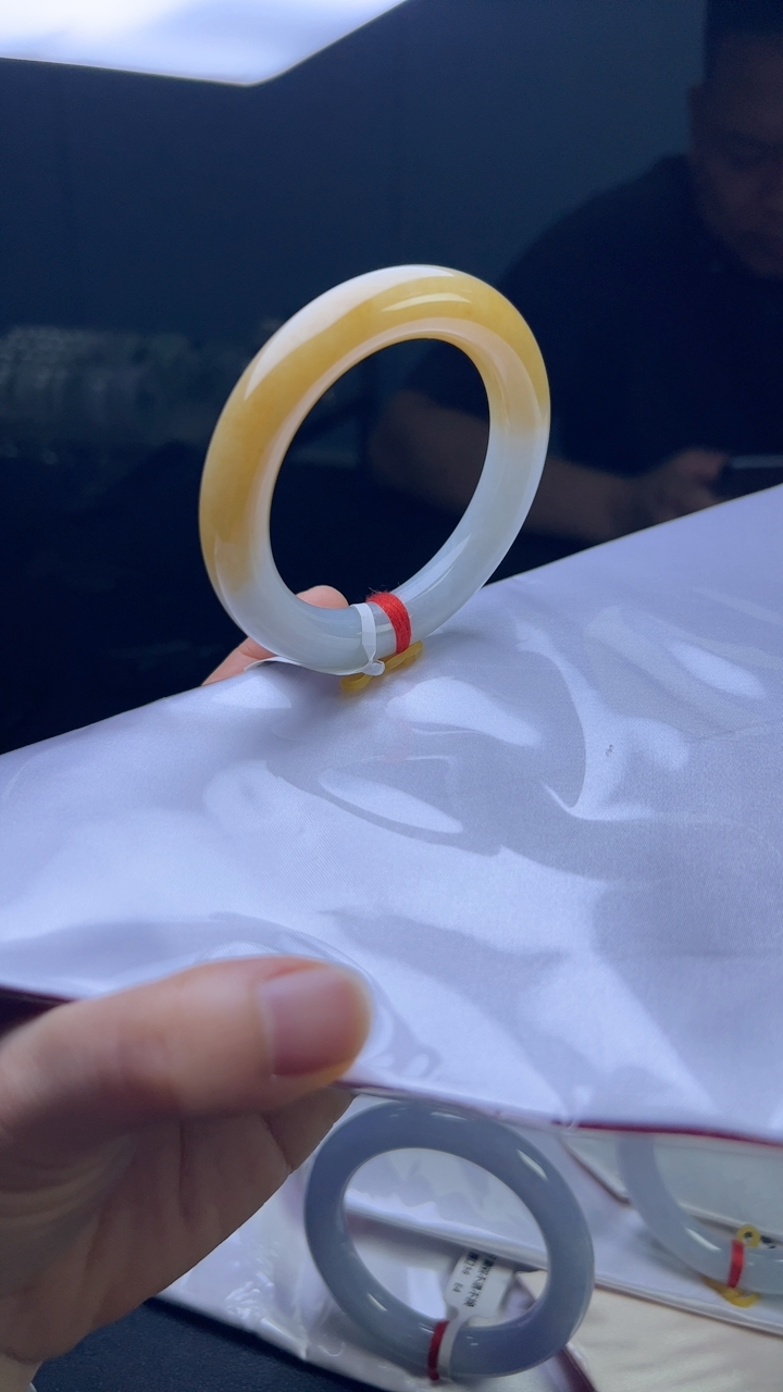 甄选高端翡翠精品手镯