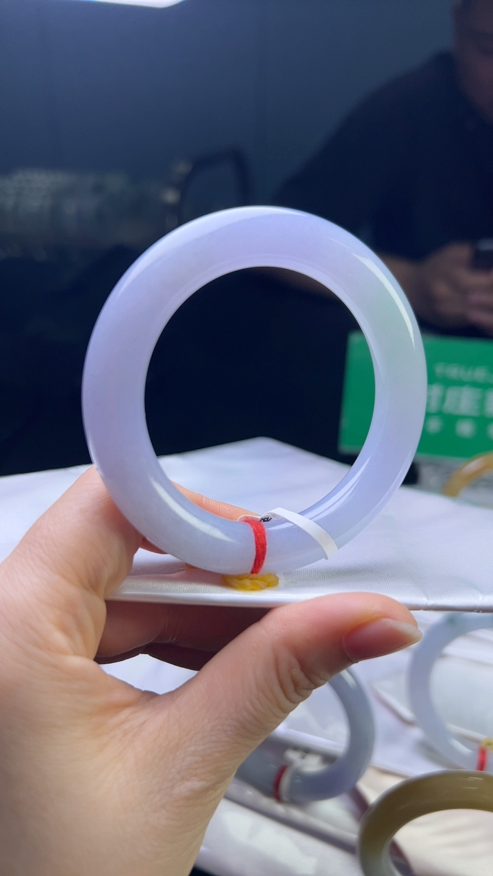 甄选高端翡翠精品手镯