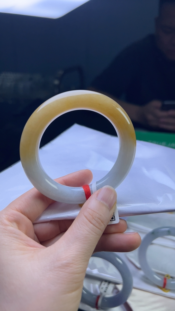 甄选高端翡翠精品手镯