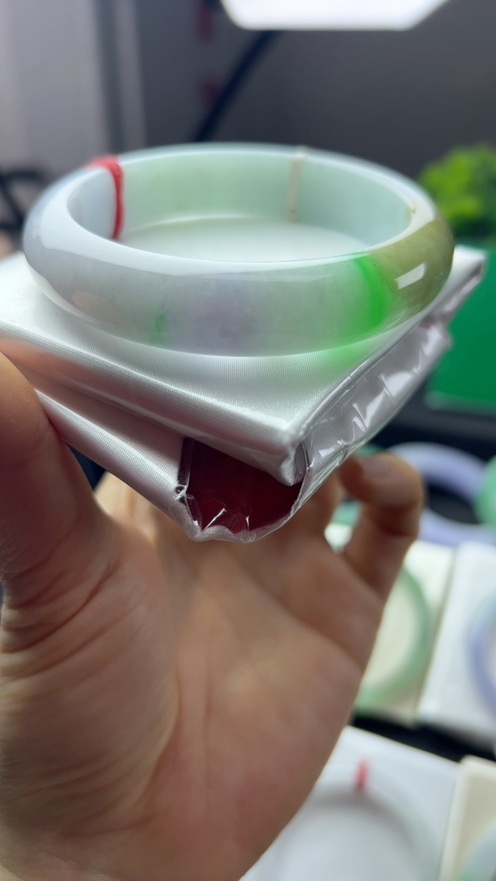 甄选高端翡翠精品手镯