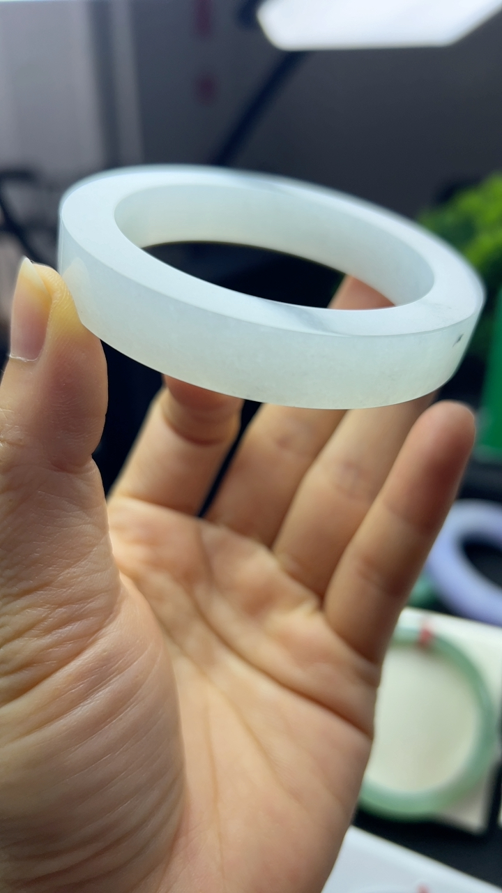 甄选高端翡翠精品手镯