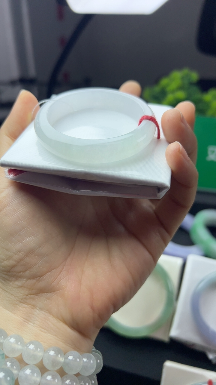 甄选高端翡翠精品手镯