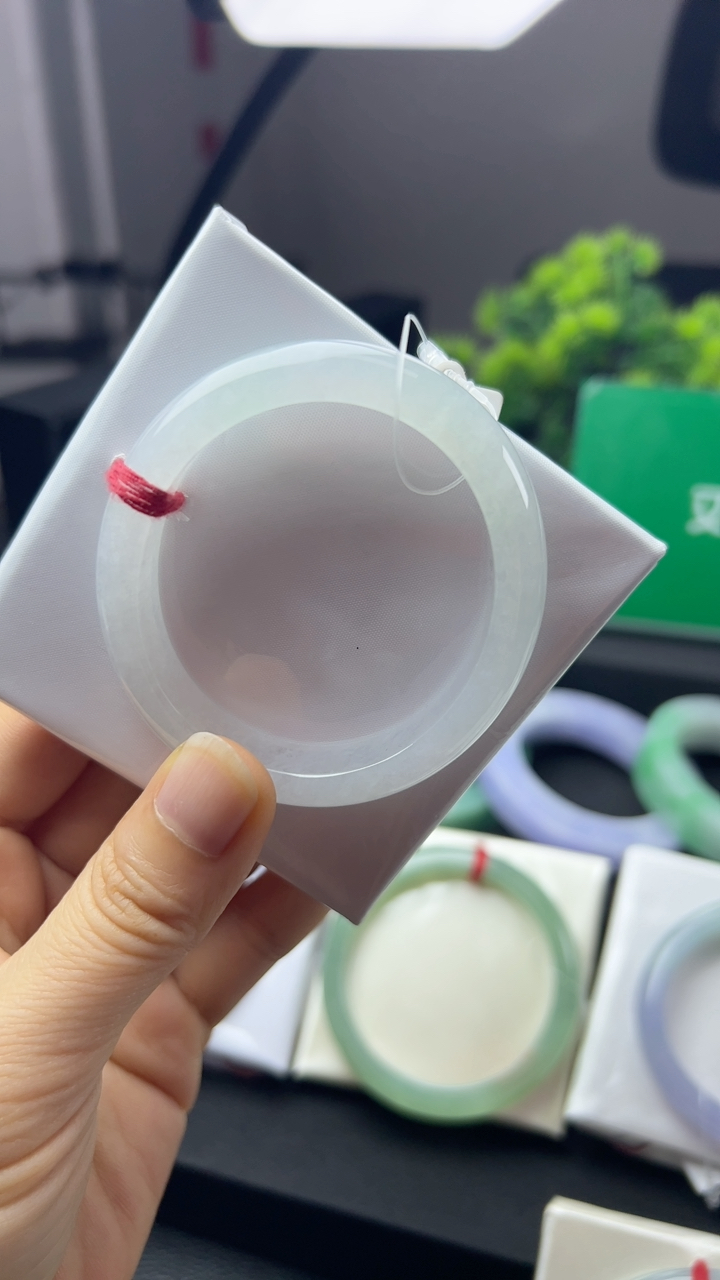 甄选高端翡翠精品手镯