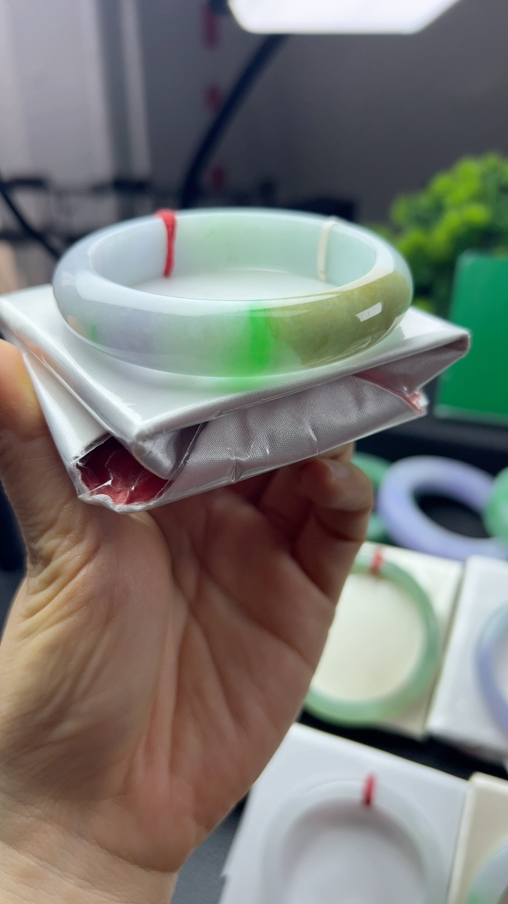 甄选高端翡翠精品手镯