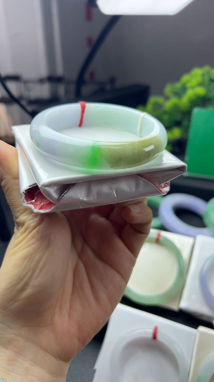 甄选高端翡翠精品手镯