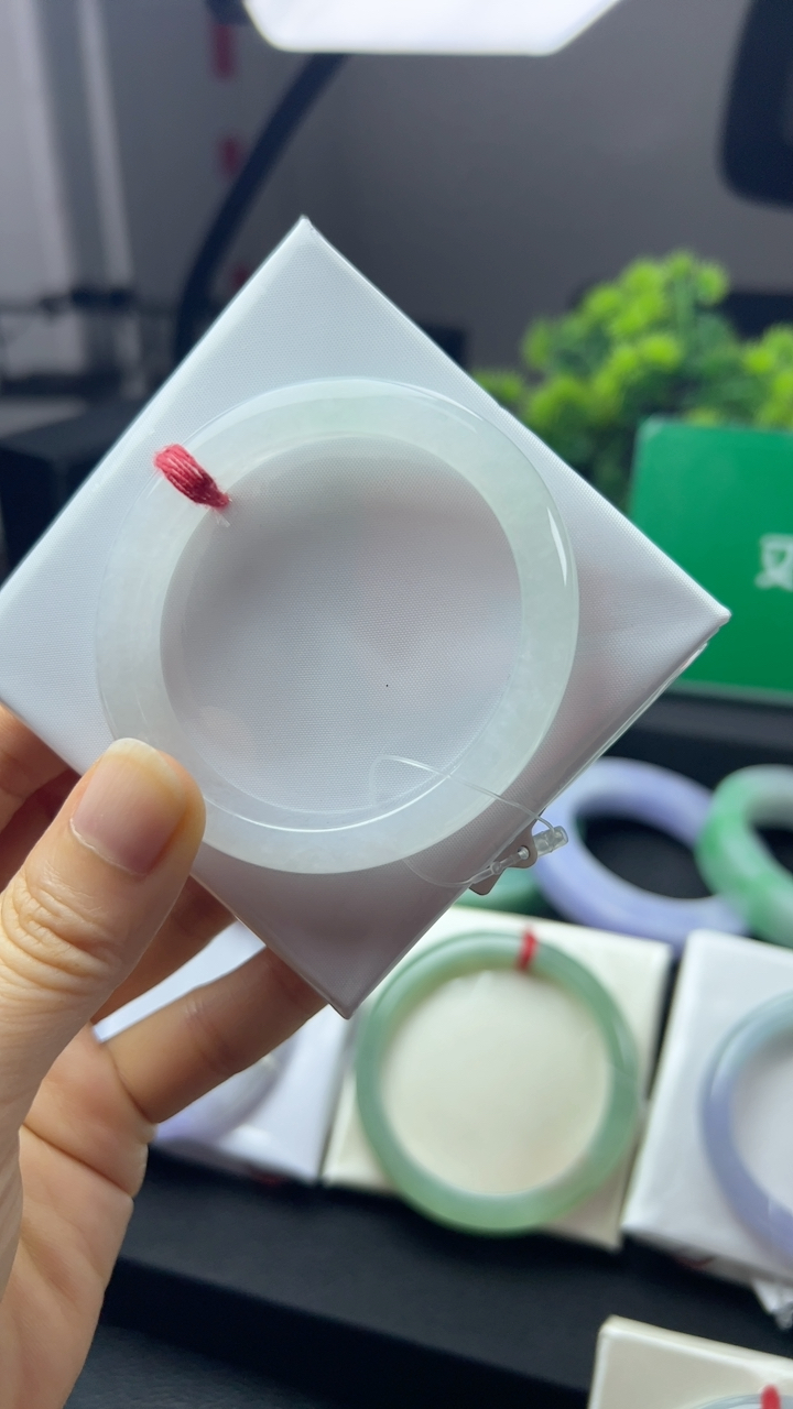 甄选高端翡翠精品手镯