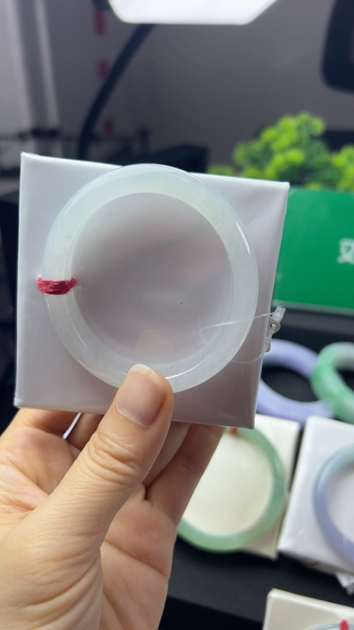 甄选高端翡翠精品手镯