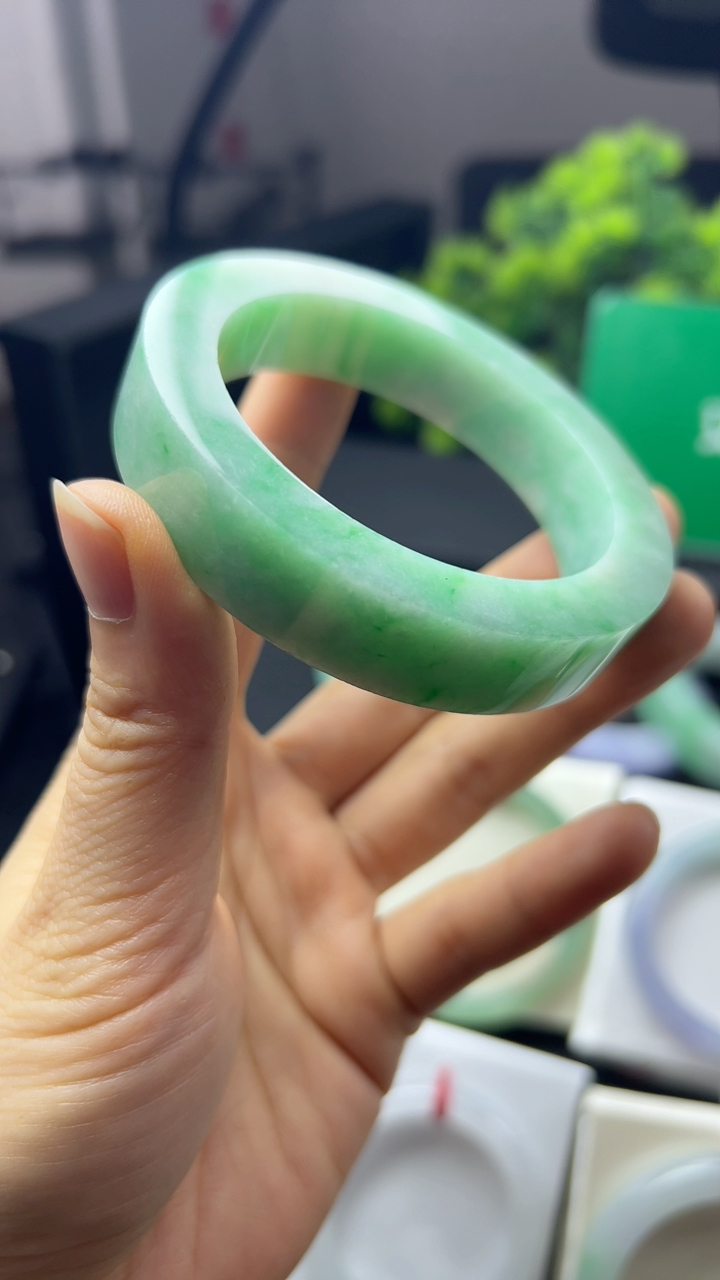 甄选高端翡翠精品手镯