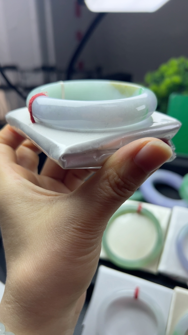 甄选高端翡翠精品手镯