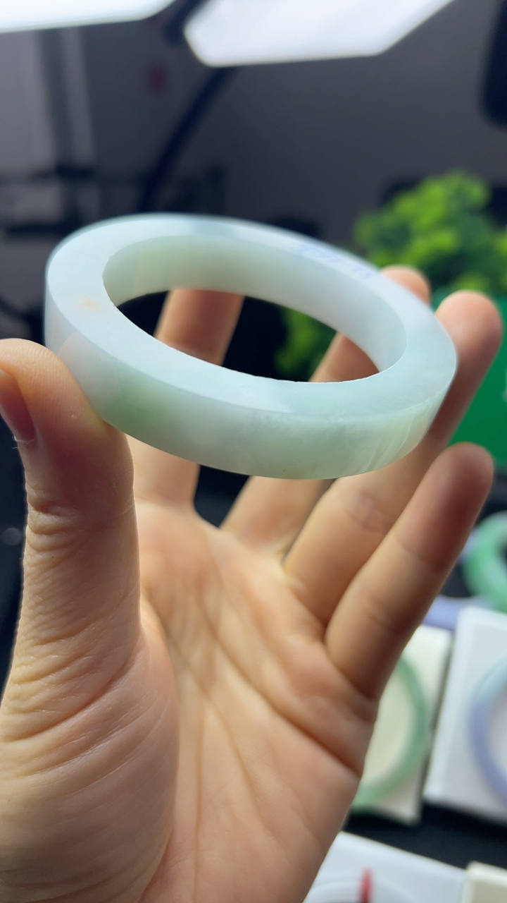 甄选高端翡翠精品手镯