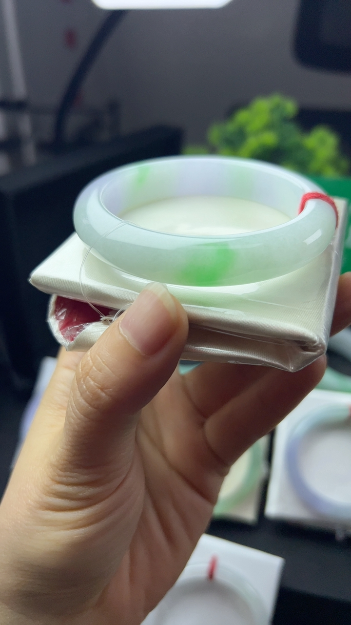 甄选高端翡翠精品手镯