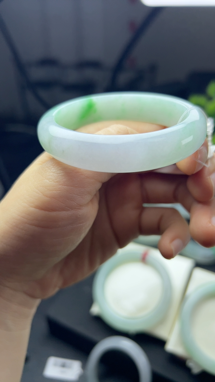 甄选高端翡翠精品手镯捡漏