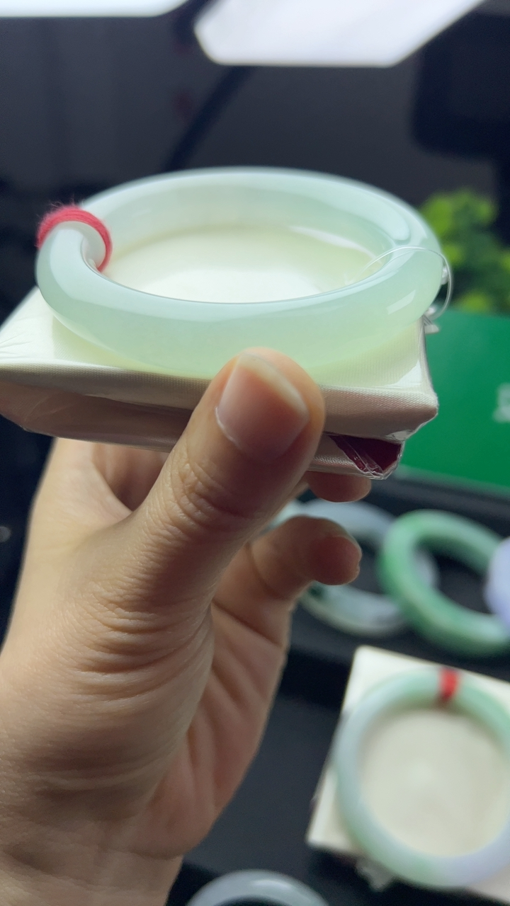 冰糯种淡绿色手镯